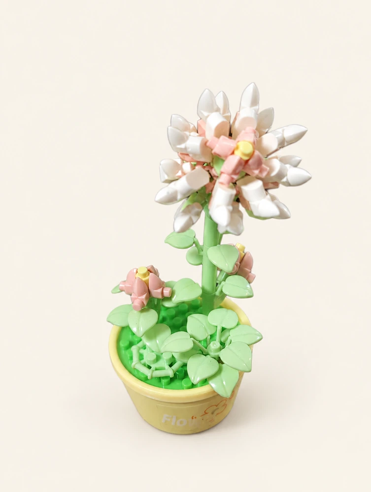 粉白花瓣、嫩绿叶子和黄色小花盆，拼成一株高高的小花。