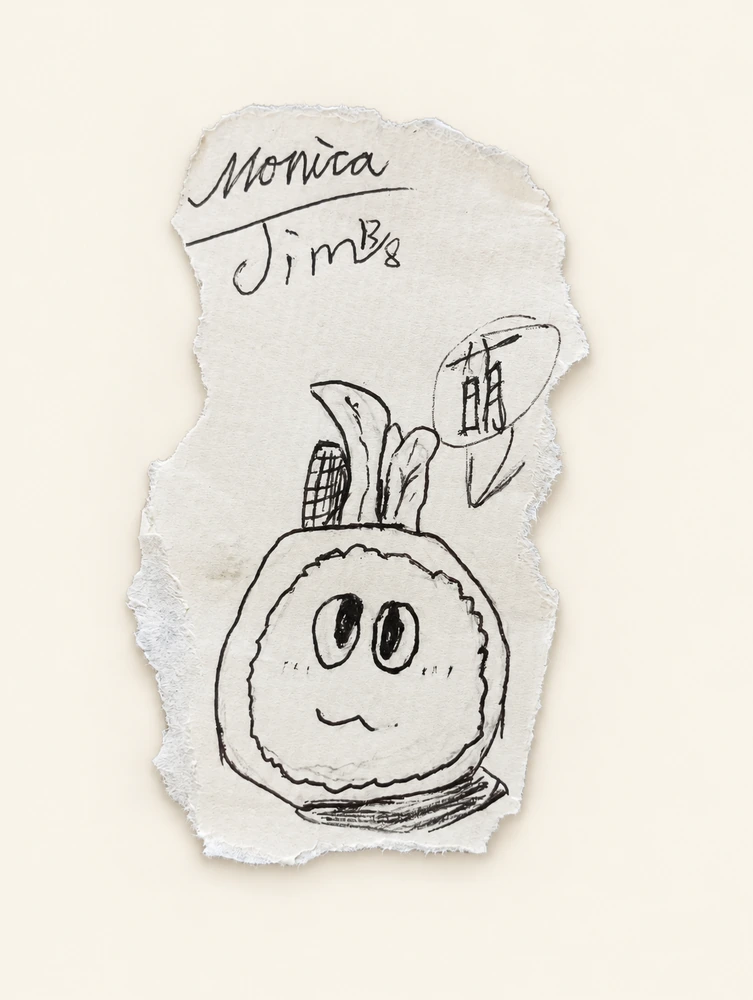 在不规则的小纸片上画一张圆圆的笑脸，旁边写着「萌」，上方留下 Monica 的手写名字。