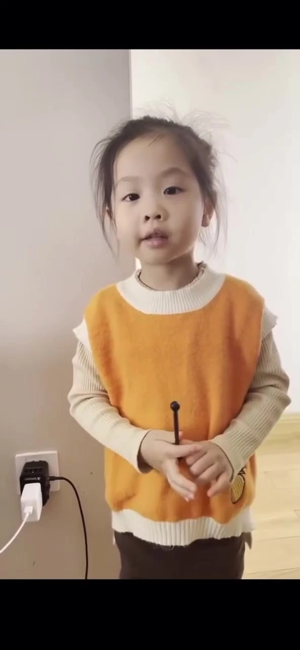小时候的詹以宁站在镜头前